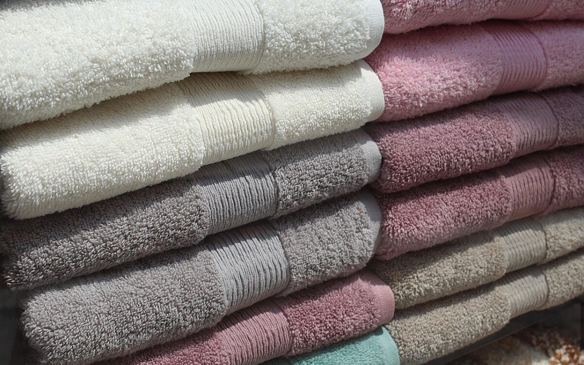 Symbolbild Handtücher auf einem Stapel Symbolbild Handtücher auf einem Stapel