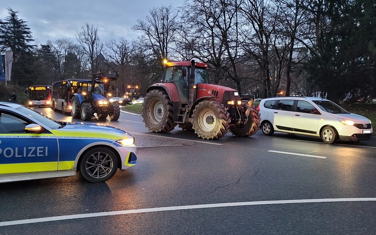 Traktoren fahren aus Protest im Berliner Ring im Kreis Traktoren fahren aus Protest im Berliner Ring im Kreis
