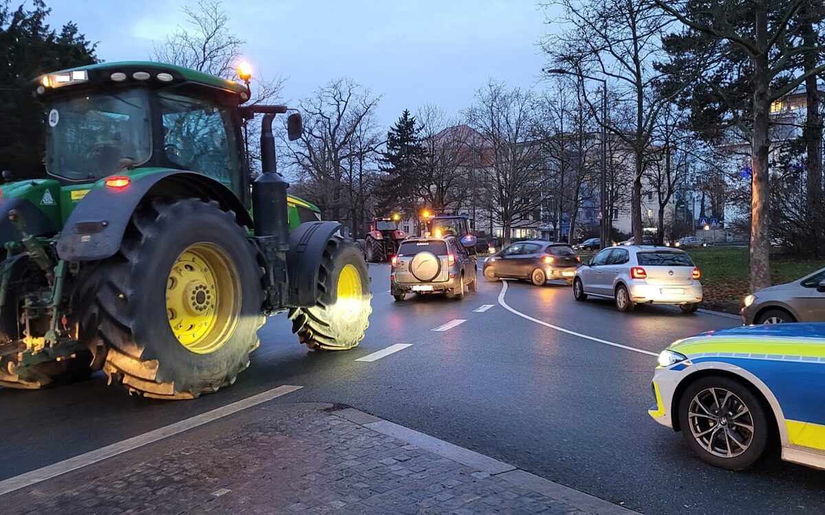 Traktoren legen mit einem Protest den Berliner Ring lahm Traktoren legen mit einem Protest den Berliner Ring lahm