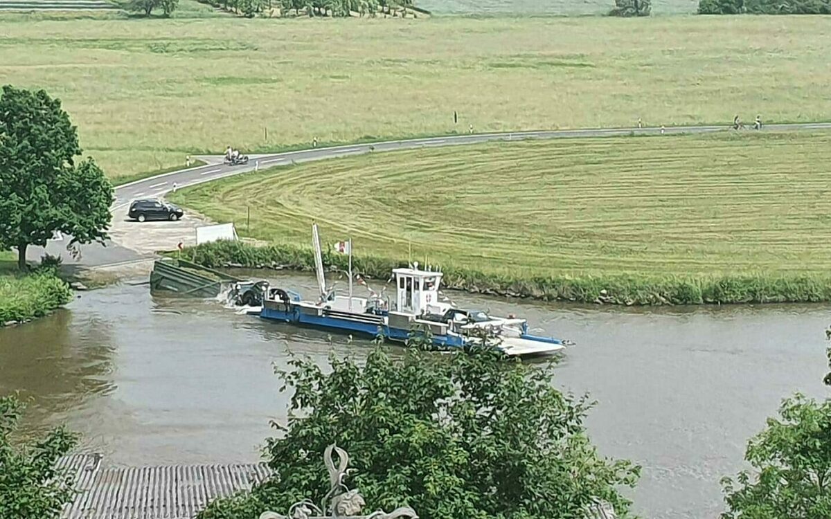 Traktor samt anhaenger im main versenkt Traktor samt anhaenger im main versenkt