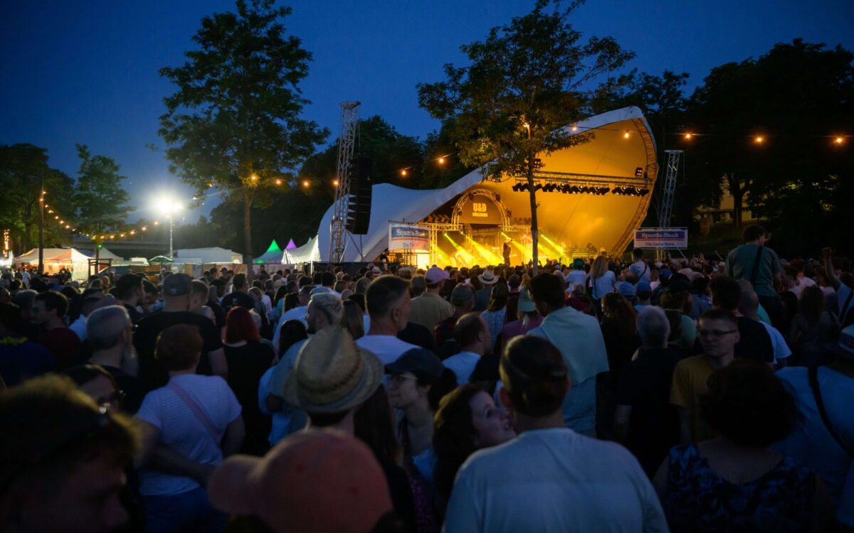 Die Hauptbühne des Umsonst und Draussen im Abendlicht Die Hauptbühne des Umsonst und Draussen im Abendlicht