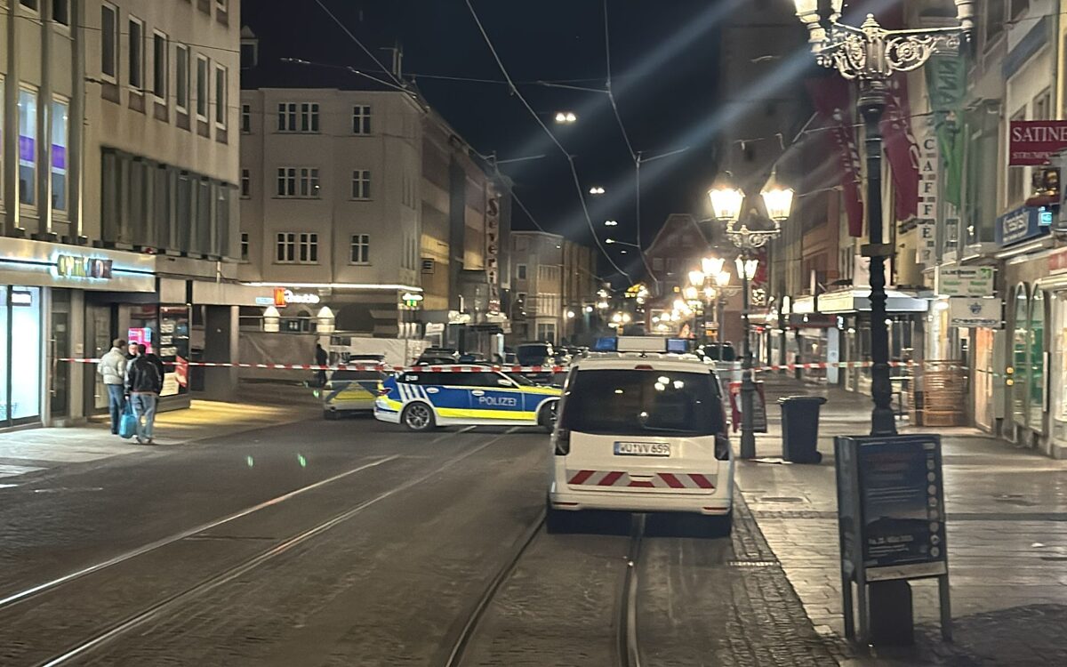 Der Tatort rund um den Juwelier in der Würzburger Domstraße ist von der Polizei abgeriegelt. Der Tatort rund um den Juwelier in der Würzburger Domstraße ist von der Polizei abgeriegelt.