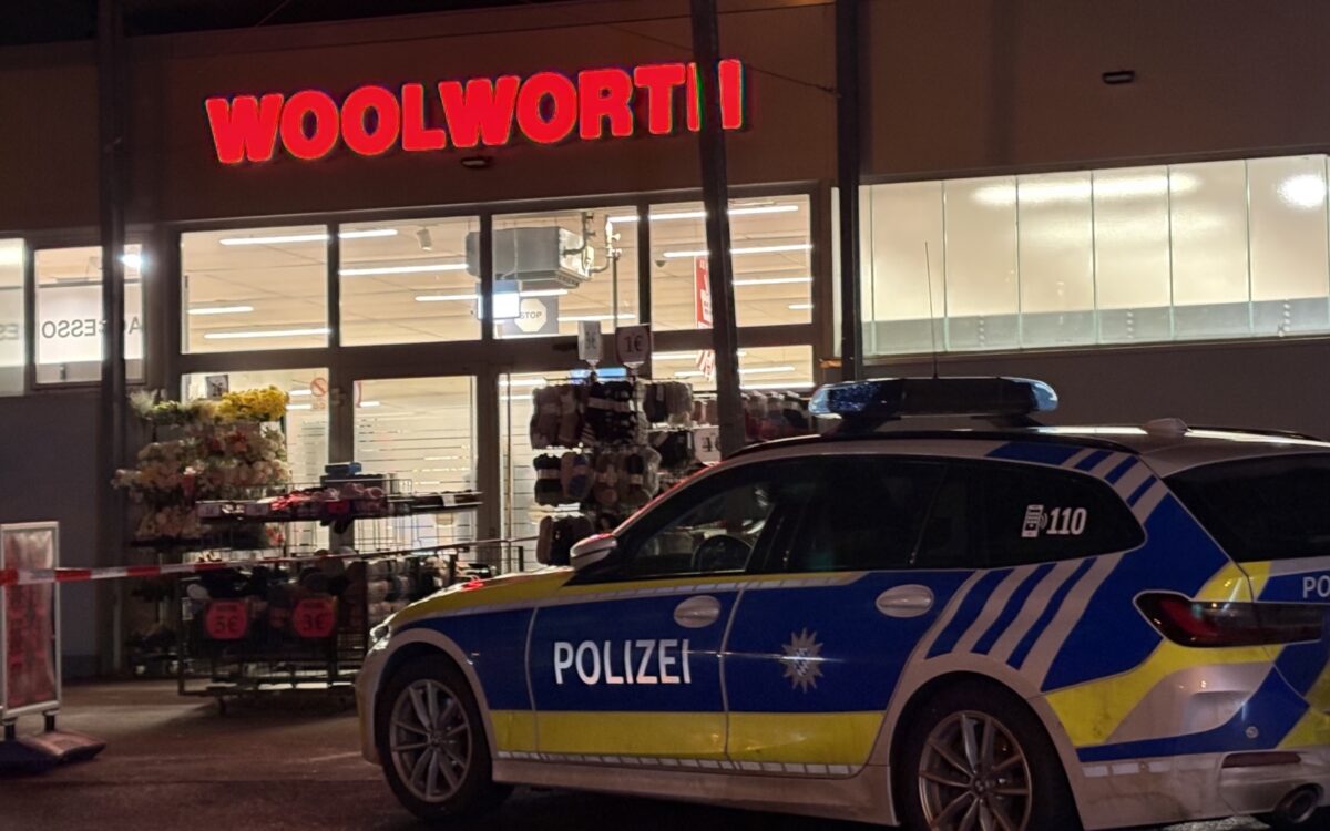 Ein Polizeiwagen steht vor dem Woolworth in Karlstadt, der überfallen wurde Überfall Woolworth Karlstadt News 5
