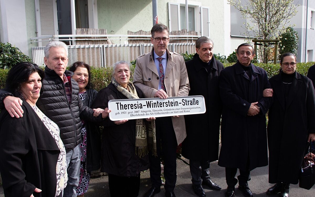 Maria-Theresia Winterstein, Rainer Winterstein, Antonia Winterstein, Rita Prigmore, Oberbürgermeister Christian Schuchardt, Romani Rose, Vorsitzender des Zentralrats Deutscher Sinti und Roma, Erich Schneeberger, Vorsitzender des Bayerischen Landesverbands Maria-Theresia Winterstein, Rainer Winterstein, Antonia Winterstein, Rita Prigmore, Oberbürgermeister Christian Schuchardt, Romani Rose, Vorsitzender des Zentralrats Deutscher Sinti und Roma, Erich Schneeberger, Vorsitzender des Bayerischen Landesverbands