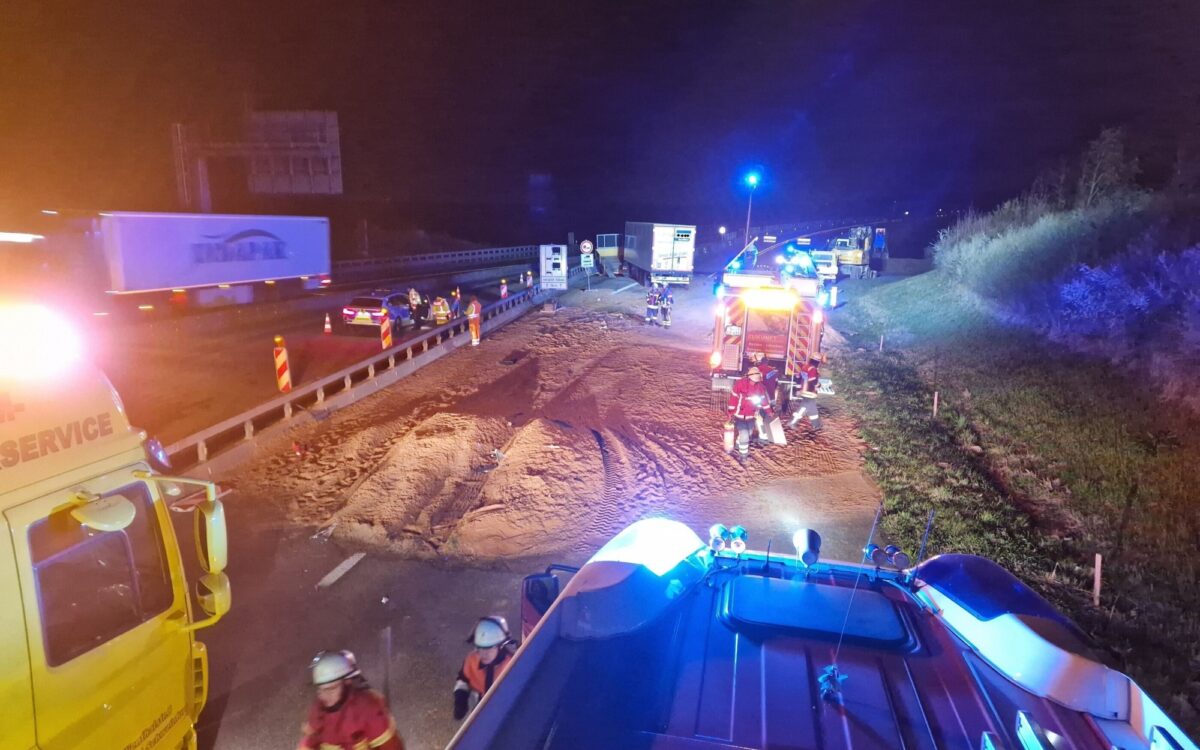 Die Unfallstelle auf der A7. Der LKW ist in die Baustellenführung gekracht. Bindemittel liegt auf der Fahrbahn Die Unfallstelle auf der A7. Der LKW ist in die Baustellenführung gekracht. Bindemittel liegt auf der Fahrbahn