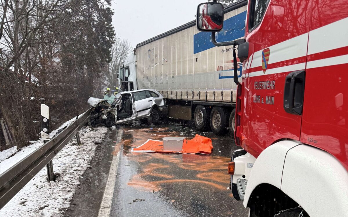 Ein zerstörtes Auto klemmt nach einem Unfall bei Lohr unter der Leitplanke