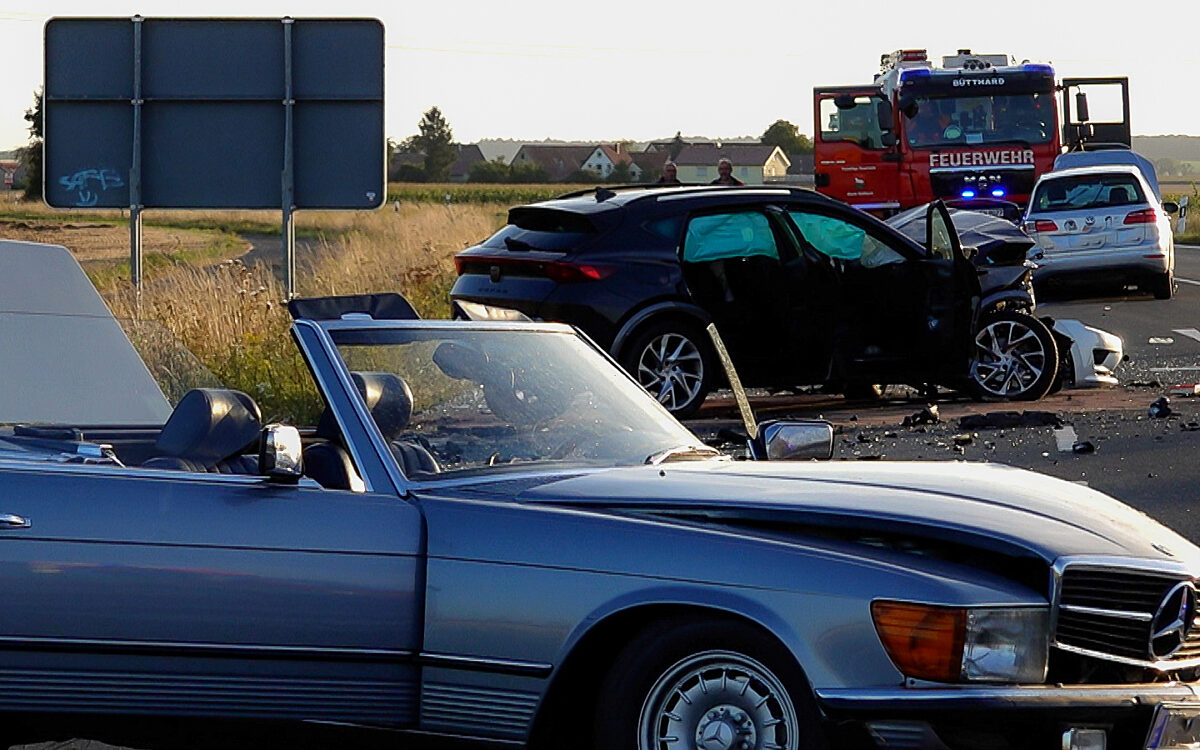 Drei Unfallautos stehen auf der B19 bei Bütthard Drei Unfallautos stehen auf der B19 bei Bütthard
