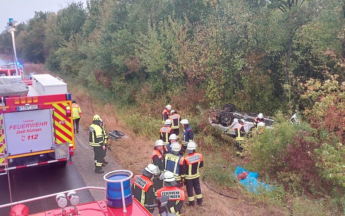 Das Unfallauto liegt, von der Autobahn kaum zu sehen, im Straßengraben Das Unfallauto liegt, von der Autobahn kaum zu sehen, im Straßengraben