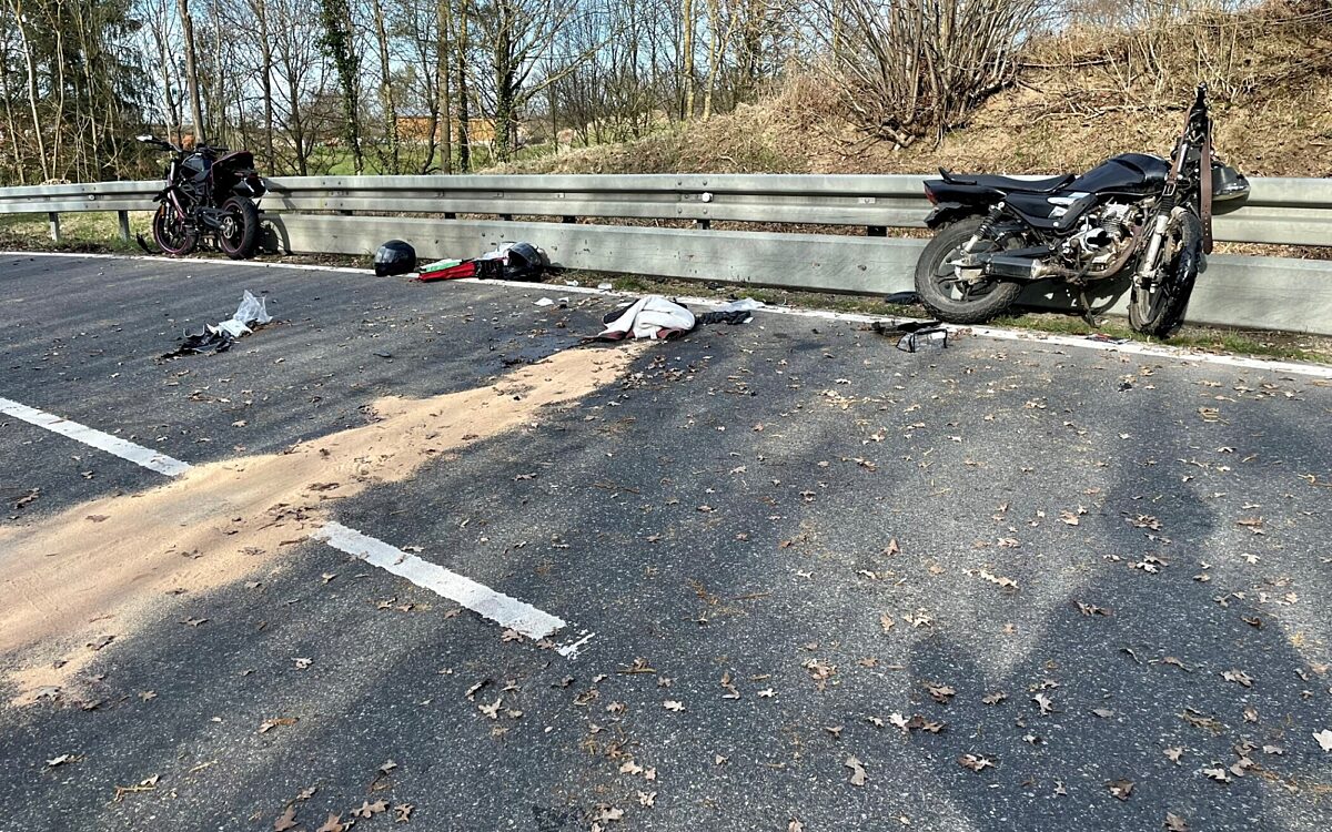 Ein kaputtes Motorrad lehnt nach einem schweren Unfall bei Obervolkach an der Leitplanke. Ein kaputtes Motorrad lehnt nach einem schweren Unfall bei Obervolkach an der Leitplanke.