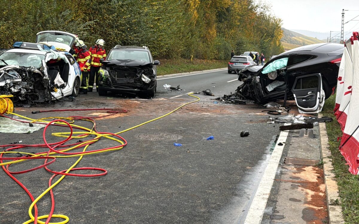 Unfall mit Polizeiauto Unfall mit Polizeiauto