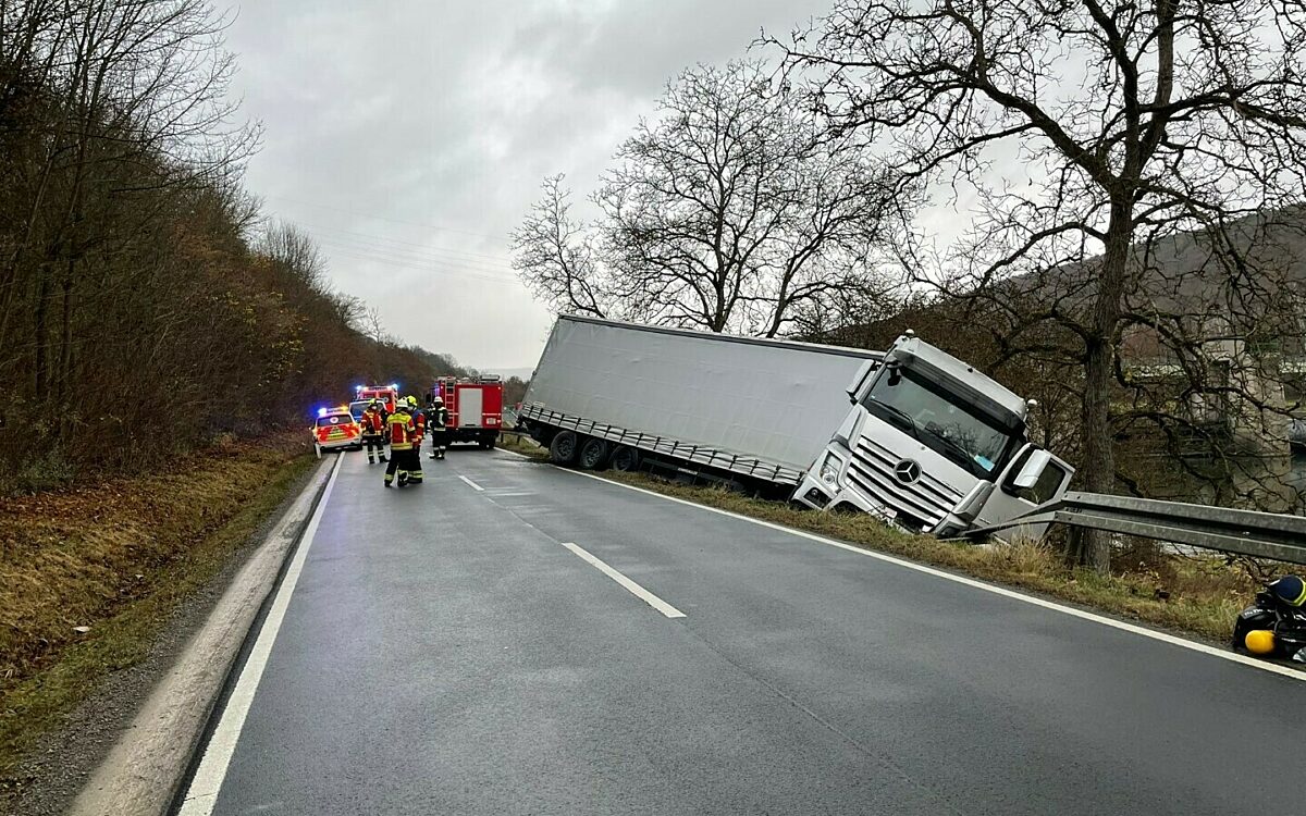 Ein LKW ist bei Rothenfels in den Graben gerutscht Ein LKW ist bei Rothenfels in den Graben gerutscht