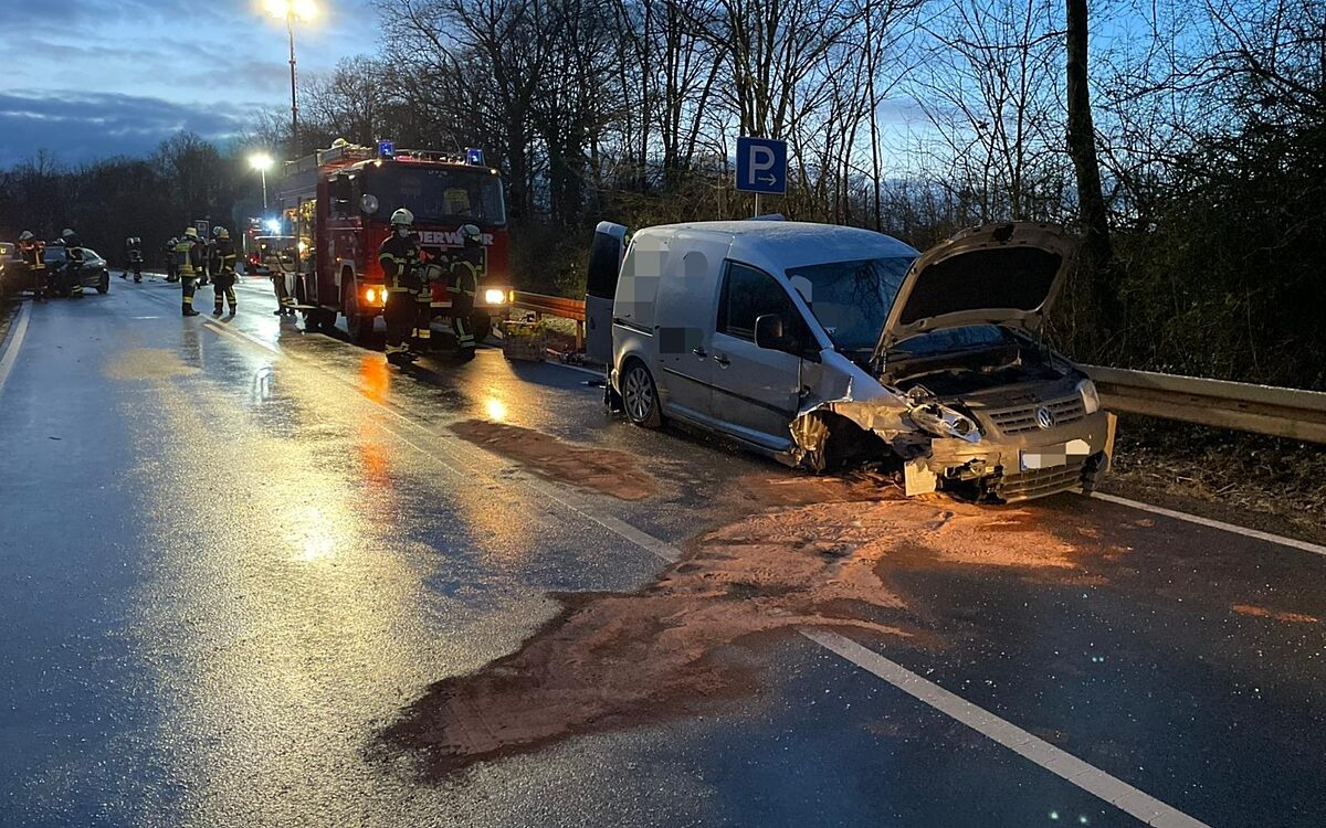 Ein kaputtes Auto steht nahe der Vogelsburg auf der Straße Ein kaputtes Auto steht nahe der Vogelsburg auf der Straße