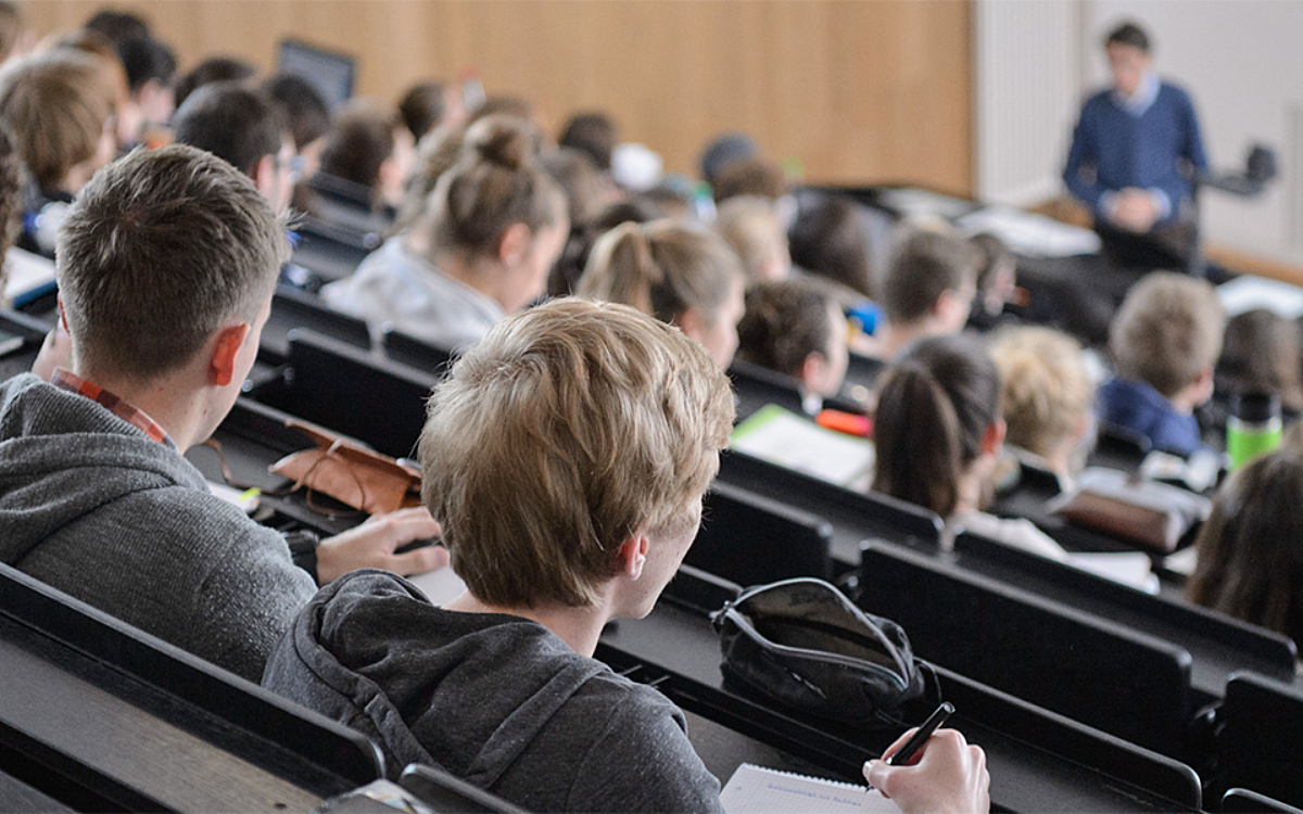 Studierende sitzen in einen Hörsaal der Uni Studierende sitzen in einen Hörsaal der Uni
