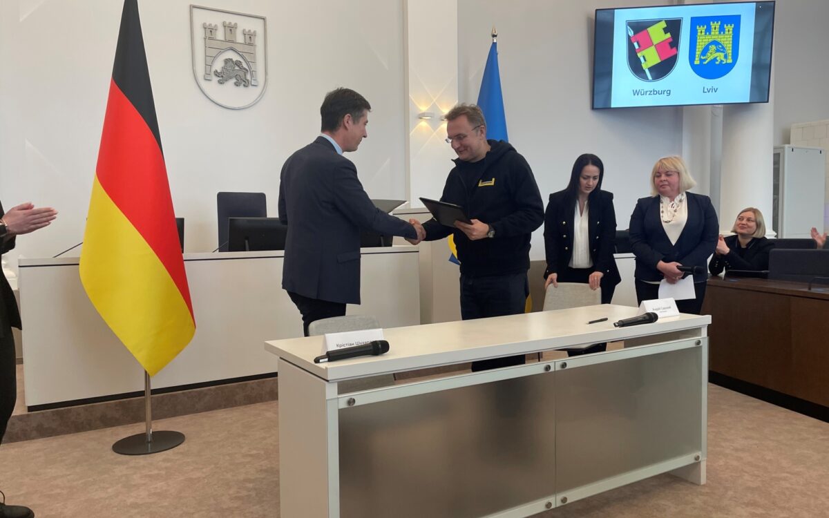 Würzburgs Oberbürgermeister Christian Schuchardt und sein Amtskollege Andrij Sadowyi reichen sich die Hände Würzburgs Oberbürgermeister Christian Schuchardt und sein Amtskollege Andrij Sadowyi reichen sich die Hände