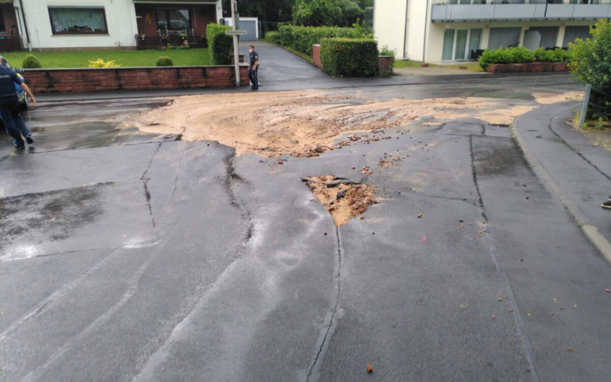 Eine nach Starkregen überspülte Straße in Lohr Eine nach Starkregen überspülte Straße in Lohr