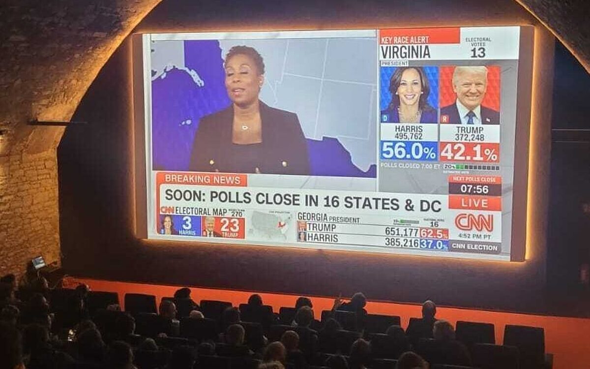 Das Publikum im Bürger Bräu Gelände die Wahlberichterstattung Das Publikum im Bürger Bräu Gelände die Wahlberichterstattung