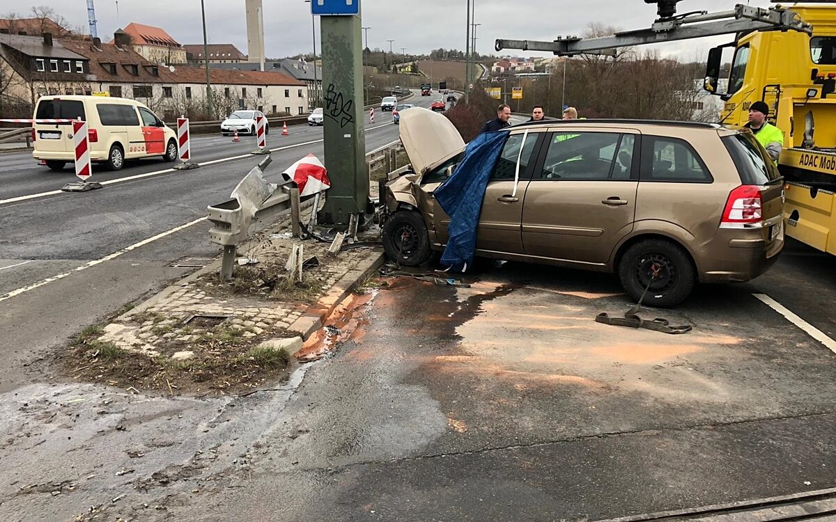 Verunfallter wagen auf dem greinbergknoten in wuerzburg Verunfallter wagen auf dem greinbergknoten in wuerzburg