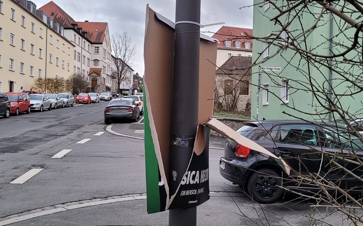 Ein beschädigtes Wahlplakat im Würzburger Stadtteil Frauenland Ein beschädigtes Wahlplakat im Würzburger Stadtteil Frauenland