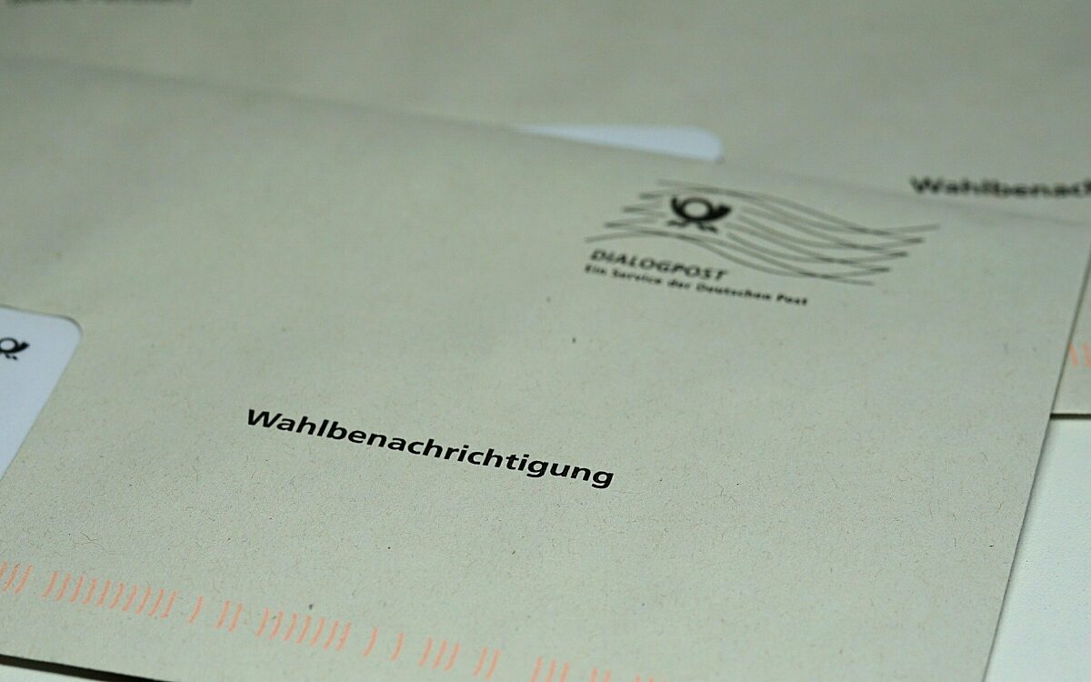 Ein Briefumschlag mit der Wahlbenachrichtigung Ein Briefumschlag mit der Wahlbenachrichtigung