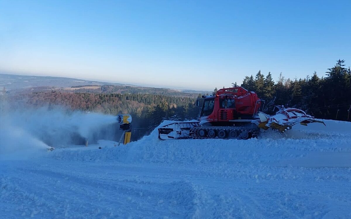 Eine Pistenraupe und eine Schneekanone auf der Wasserkuppe Eine Pistenraupe und eine Schneekanone auf der Wasserkuppe