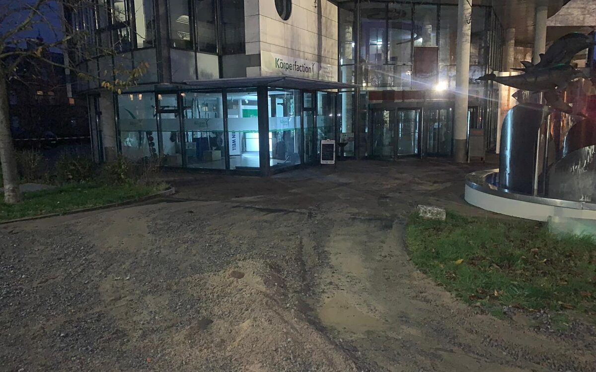 Schlamm bedeckt die Straße und Wege vor dem Euro Center in der Würzburger Zellerau, nachdem ein Wasserohrbruch die Wege in einen Bach verwandelt hatte. Schlamm bedeckt die Straße und Wege vor dem Euro Center in der Würzburger Zellerau, nachdem ein Wasserohrbruch die Wege in einen Bach verwandelt hatte.