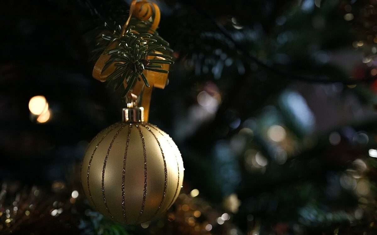 Eine Weihnachtskugel an einem Christbaum Weihnachten Baum Kugel