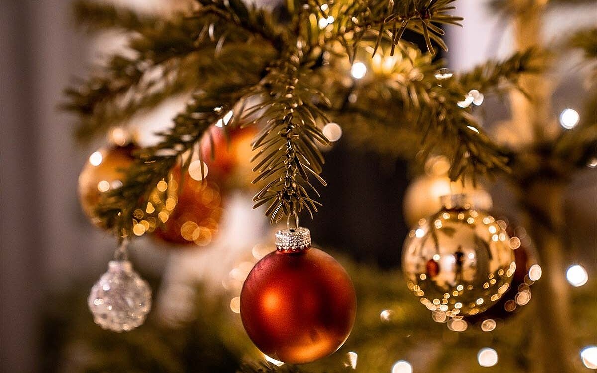 Weihnachtsbaum mit Kugeln und Lichterketten im Hintergrund Weihnachtsbaum mit Kugeln und Lichterketten im Hintergrund