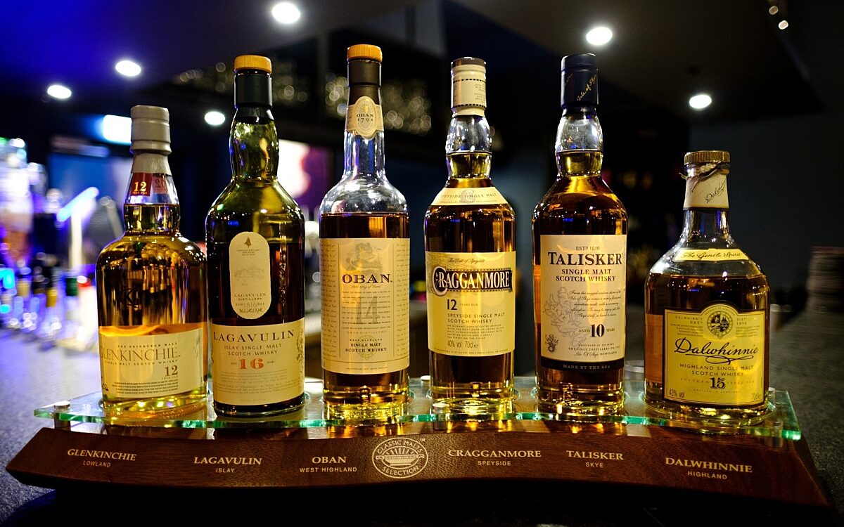 Ein Auswahl verschiedener Whisky Flaschen Ein Auswahl verschiedener Whisky Flaschen