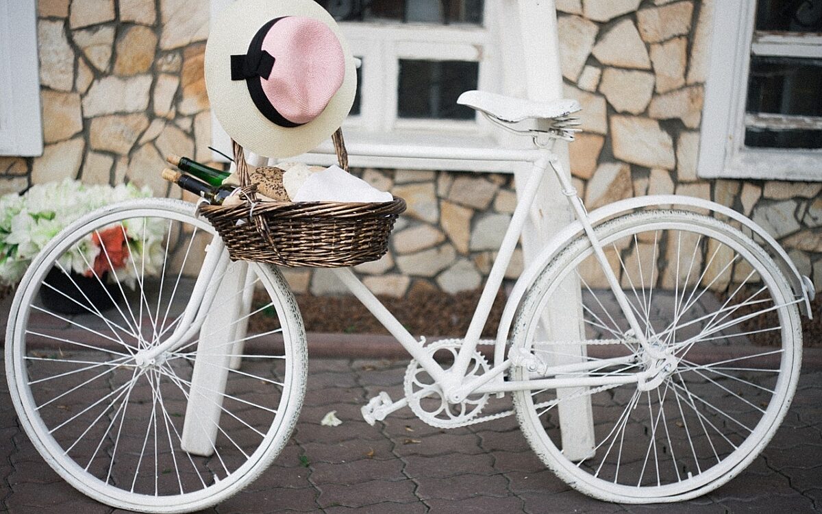 Symbolbild Fahrrad mit Korb und Hut Symbolbild Fahrrad mit Korb und Hut