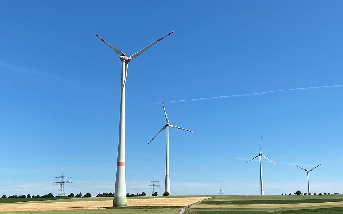 Ein Feld voller Windräder Ein Feld voller Windräder