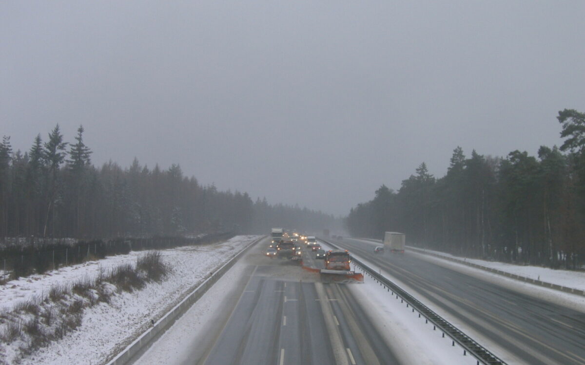 Der Winterdienst räumt Schnee auf der Autobahn Der Winterdienst räumt Schnee auf der Autobahn