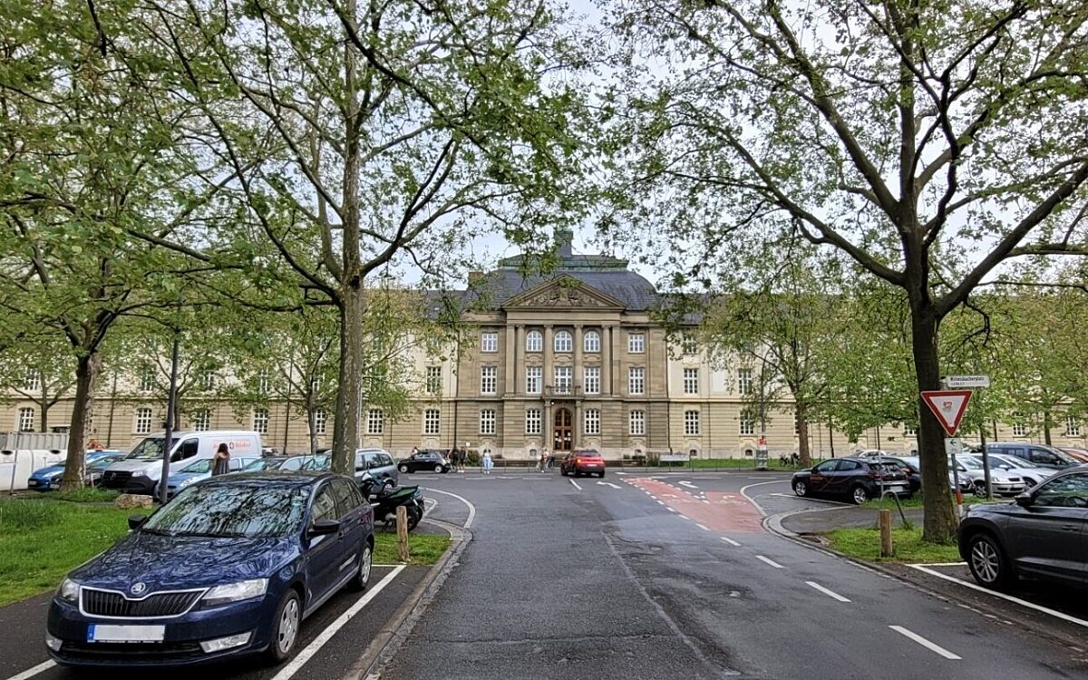 Die Fakultät für Humanwissenschaften der Uni Würzburg am Wittelsbacher Platz Die Fakultät für Humanwissenschaften der Uni Würzburg am Wittelsbacher Platz