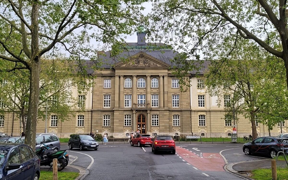 Die Fakultät für Humanwissenschaften der Uni Würzburg am Wittelsbacher Platz Die Fakultät für Humanwissenschaften der Uni Würzburg am Wittelsbacher Platz