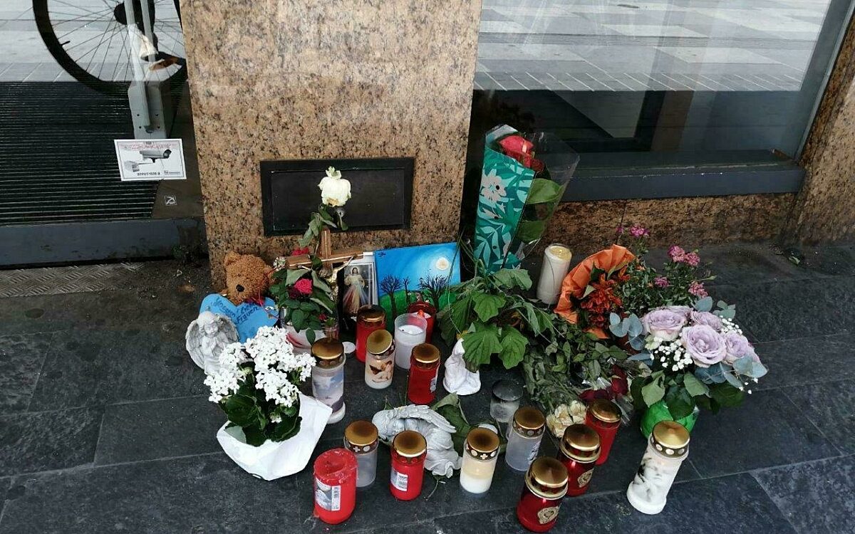 Vor Woolworth in Würzburg liegen Blumen und Kerzen nach der Messerattacke Vor Woolworth in Würzburg liegen Blumen und Kerzen nach der Messerattacke