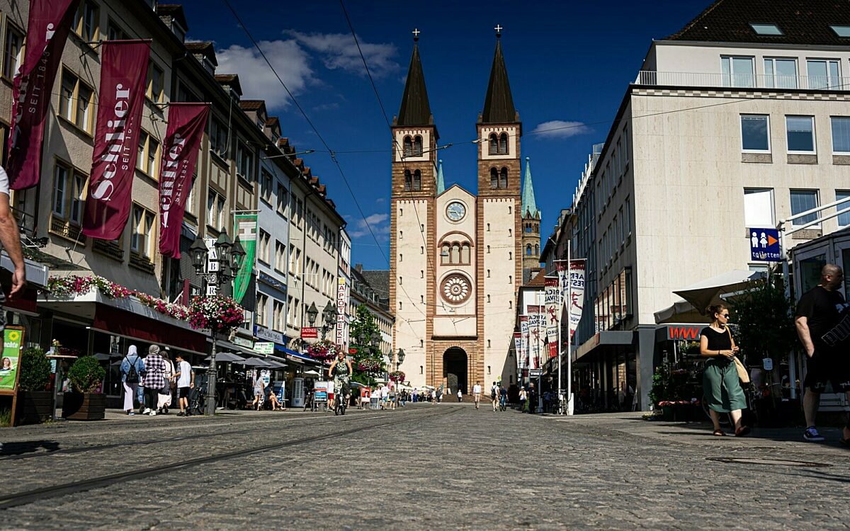 Blick zum Würzburger Dom vom Vierröhrenbrunnen Blick zum Würzburger Dom vom Vierröhrenbrunnen