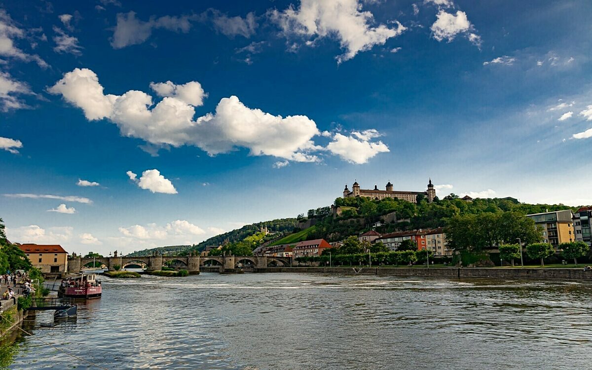 Würzburg Panorama Blick vom Mainufer auf Alte Mainbrücke und Festung Marienberg Würzburg Panorama Blick vom Mainufer auf Alte Mainbrücke und Festung Marienberg