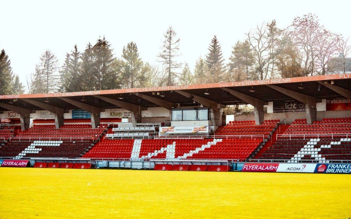 Das Stadion der Würzburger Kickers die Flyeralarm Arena im Blick die Haupttribüne zu lesen ist der Schriftzug FWK Das Stadion der Würzburger Kickers die Flyeralarm Arena im Blick die Haupttribüne zu lesen ist der Schriftzug FWK