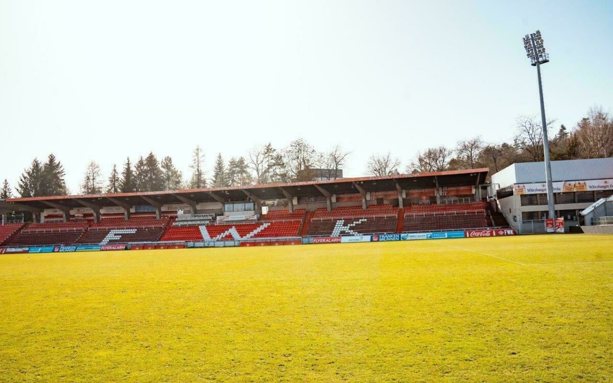 Das Stadion der Würzburger Kickers die Flyeralarm Arena im Blick die Haupttribüne zu lesen ist der Schriftzug FWK Das Stadion der Würzburger Kickers die Flyeralarm Arena im Blick die Haupttribüne zu lesen ist der Schriftzug FWK