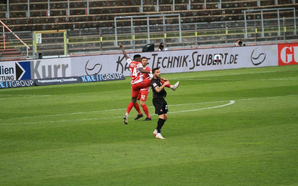Wuerzburger kickers gegen nuernberg drei spieler auf dem feld Wuerzburger kickers gegen nuernberg drei spieler auf dem feld