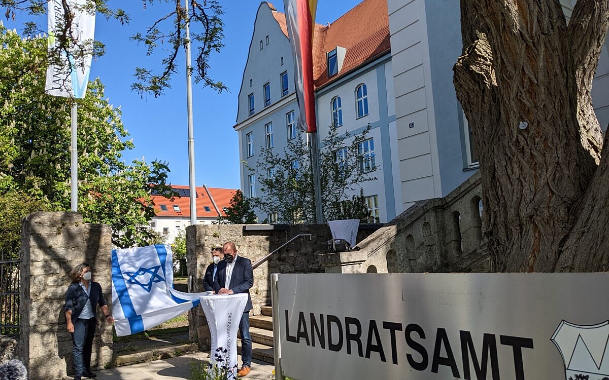 Vor dem Landratsamt Würzburg wird eine israelische Flagge gehisst Vor dem Landratsamt Würzburg wird eine israelische Flagge gehisst