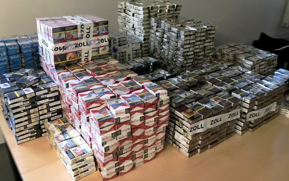 Zoll findet Schmuggelzigaretten. Sie liegen auf einem Tisch. Fund bei Kleinlangheim März 2021 Zoll findet Schmuggelzigaretten. Sie liegen auf einem Tisch. Fund bei Kleinlangheim März 2021