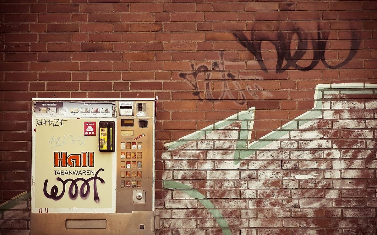Ein Zigarettenautomat hängt an einer Wand Ein Zigarettenautomat hängt an einer Wand
