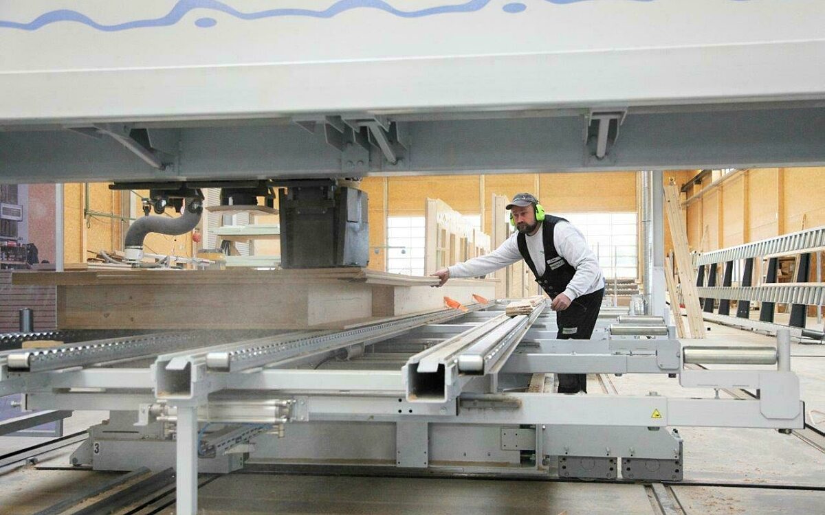 Ein Zimmerer bei der Arbeit Ein Zimmerer bei der Arbeit