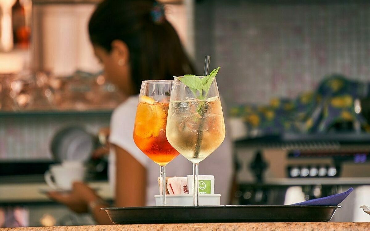 Zwei Spritz-Getränke in einer Bar Zwei Spritz-Getränke in einer Bar