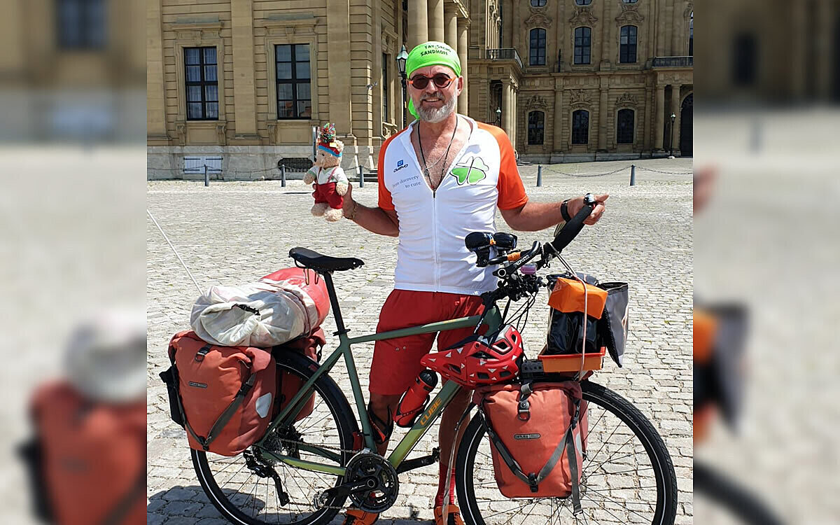 Mann mit fahrrad Jörg Richter vor Residenz Bild: Jörg Richter Mann mit fahrrad Jörg Richter vor Residenz Bild: Jörg Richter